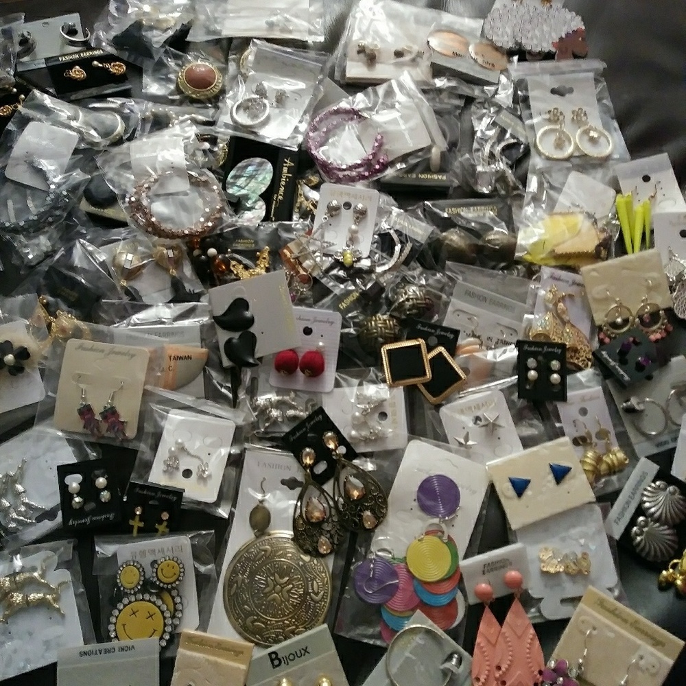 Lot of 30 fashion earrings